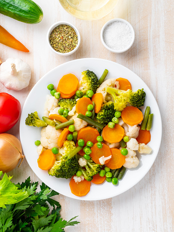Mezcla de verduras hervidas, vapor verduras para dieta dieta baja en calorías. Brócoli, zanahorias, coliflor, vista superior, vertical photo