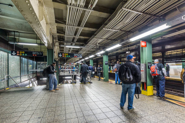 ludzie czekają w centrum metra barclays w nowym jorku - barclays center zdjęcia i obrazy z banku zdjęć