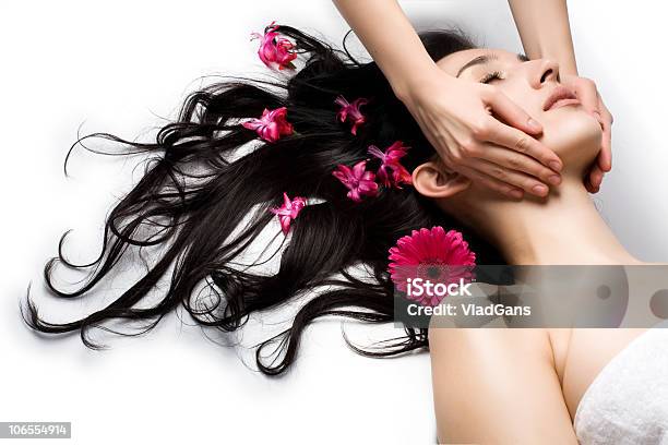 Massagem Facial - Fotografias de stock e mais imagens de Terapeuta de Beleza - Terapeuta de Beleza, 20-24 Anos, Adulto
