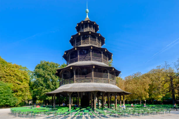 munich, la torre china en el englischer garten (baviera, alemania) - englischer garten fotografías e imágenes de stock