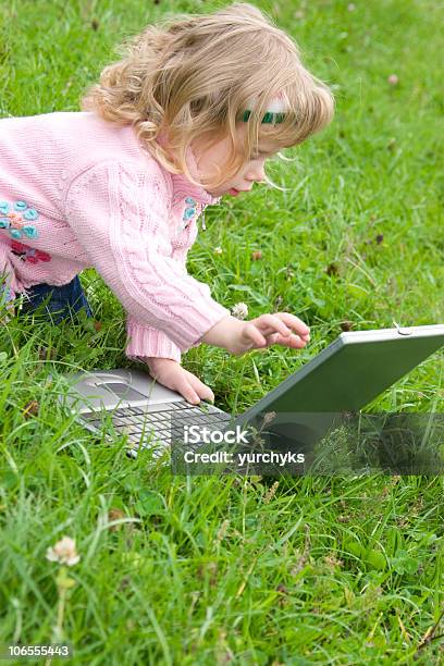 Adorabile Bambina Giocare Con Computer Portatile - Fotografie stock e altre immagini di Allegro - Allegro, Ambientazione esterna, Bambine femmine