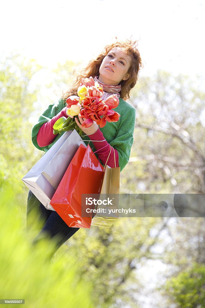 Mulher bonita com sacos de compras e tulipas - Foto de stock de Adulto royalty-free