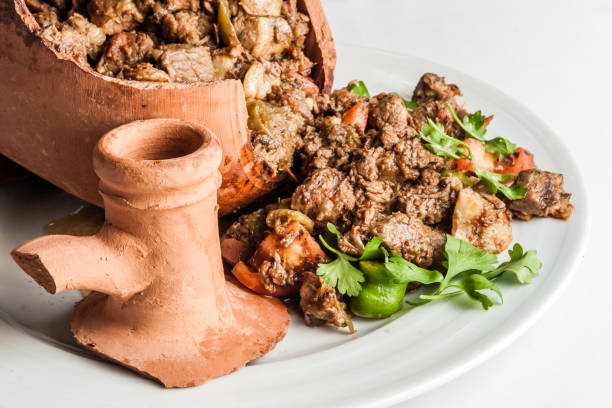autêntico kebab turco de testi cozido no jarro de barro - jug water pottery clay - fotografias e filmes do acervo