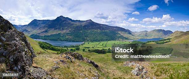 Vista A Las Montañas Foto de stock y más banco de imágenes de Aire libre - Aire libre, Aislado, Belleza de la naturaleza