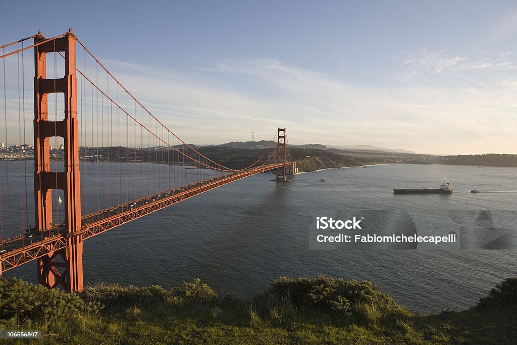 Golden Gate bridge, avec passage d'un navire-citerne - Photo de Californie libre de droits