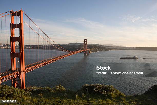 Photo libre de droit de Golden Gate Bridge Avec Passage Dun Navireciterne banque d'images et plus d'images libres de droit de Californie