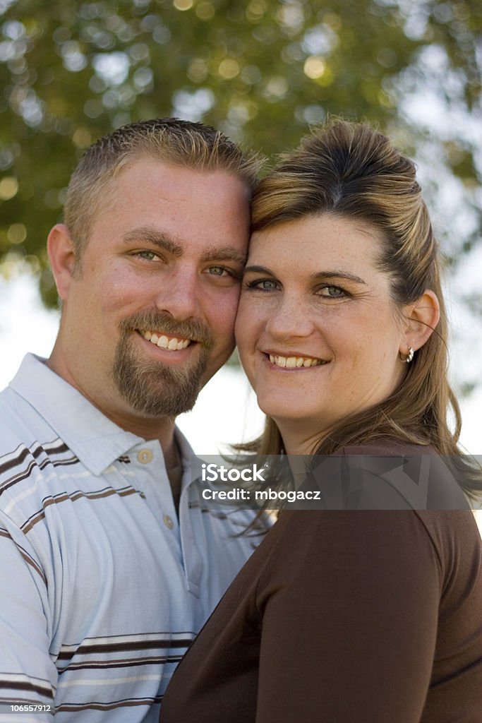 Joven feliz pareja - Foto de stock de 25-29 años libre de derechos