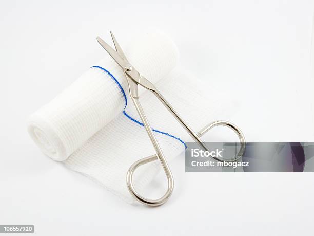 Photo libre de droit de Fourniture Médicale Ciseaux banque d'images et plus d'images libres de droit de Argent - Argent, Bandage, Blanc