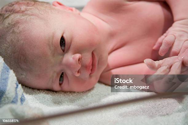 Nascido Bebé Menina - Fotografias de stock e mais imagens de Amor - Amor, Bebé, Bebés Meninas