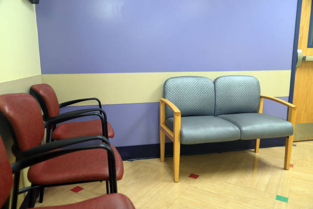 chaises dans la salle d’attente coloré - waiting room doctors office empty nobody photos et images de collection