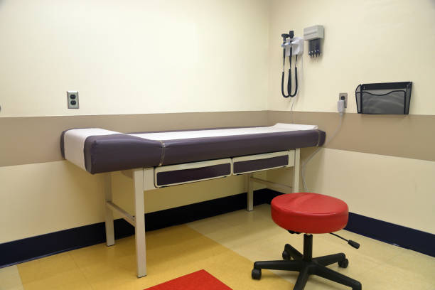 mesa de exames do paciente - doctors office examination room examination table office - fotografias e filmes do acervo