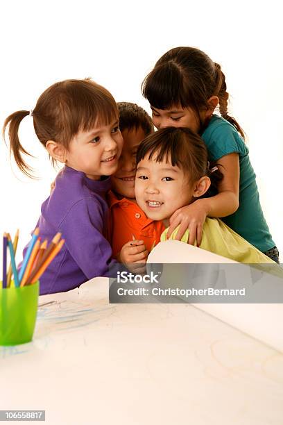 Abrazo De Grupo Foto de stock y más banco de imágenes de Escuela preescolar - Escuela preescolar, 2-3 años, Felicidad