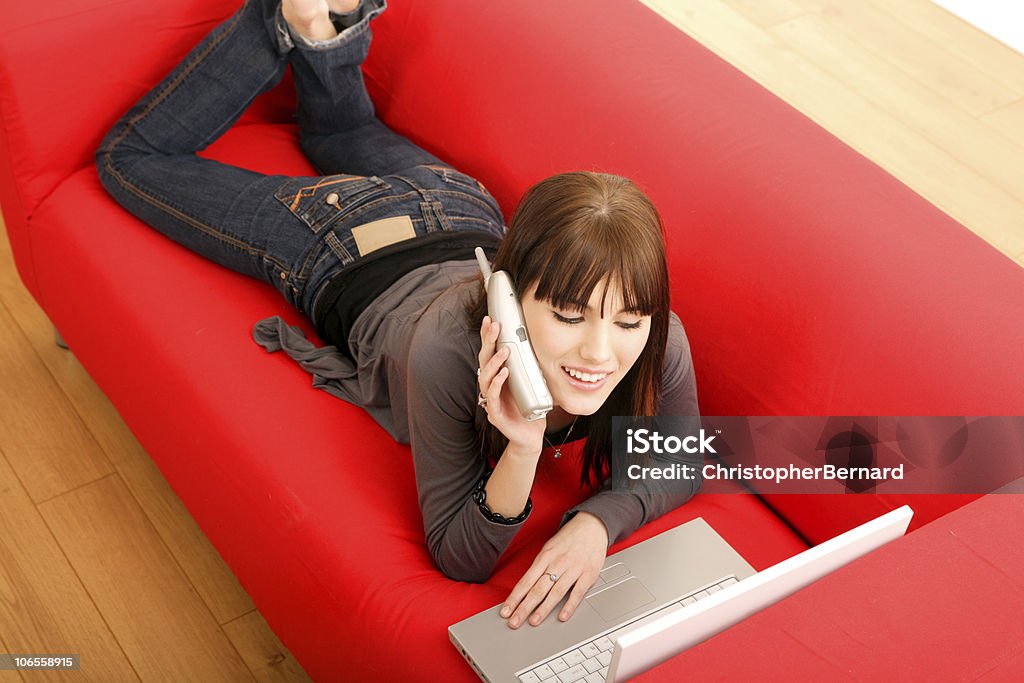 Mulher usando laptop - Foto de stock de 16-17 Anos royalty-free