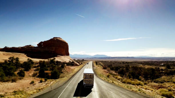 semi-truck auf eine wüste highwaty - truck space desert utah stock-fotos und bilder