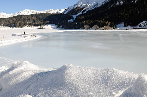 凍った湖のスイスのダヴォスの冬 - eisfläche ストックフォトと画像