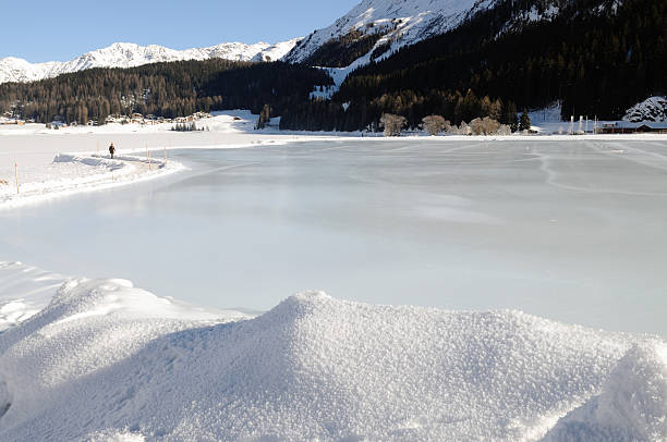 davos inverno lago de leite com cobertura glacê - eisfläche imagens e fotografias de stock