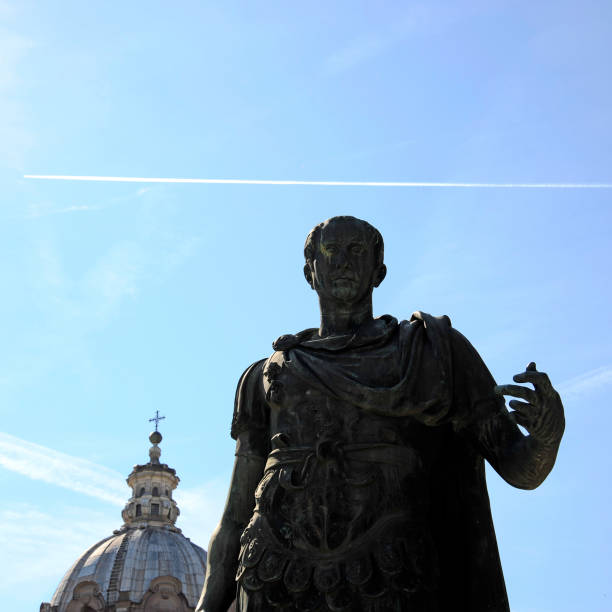 статуя гаюса джулия цезаря на императорских форумах rome. гаюс джулий цезарь был римским политиком и военным генералом. рим, италия - julius caesar стоковые фото и изображения