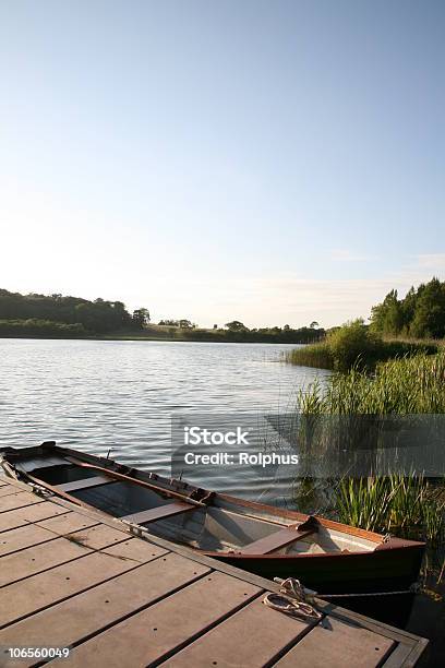 Jezioro Z Łodzi - zdjęcia stockowe i więcej obrazów Bez ludzi - Bez ludzi, Brzeg jeziora, Brzeg wody
