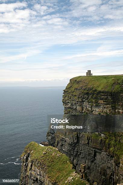 Foto de Falésias De Moher Com Brien Tower e mais fotos de stock de Alto - Descrição Geral - Alto - Descrição Geral, Camada rochosa, Crescido em Excesso