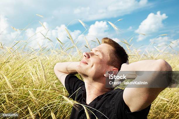 젊은 남자 휴식하다 On 위트 필드 가을에 대한 스톡 사진 및 기타 이미지 - 가을, 건강한 생활방식, 구름