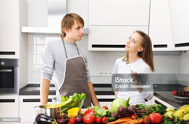 Coppia Di Cucina - Fotografie stock e altre immagini di Adulto - Adulto, Alimentazione sana, Allegro