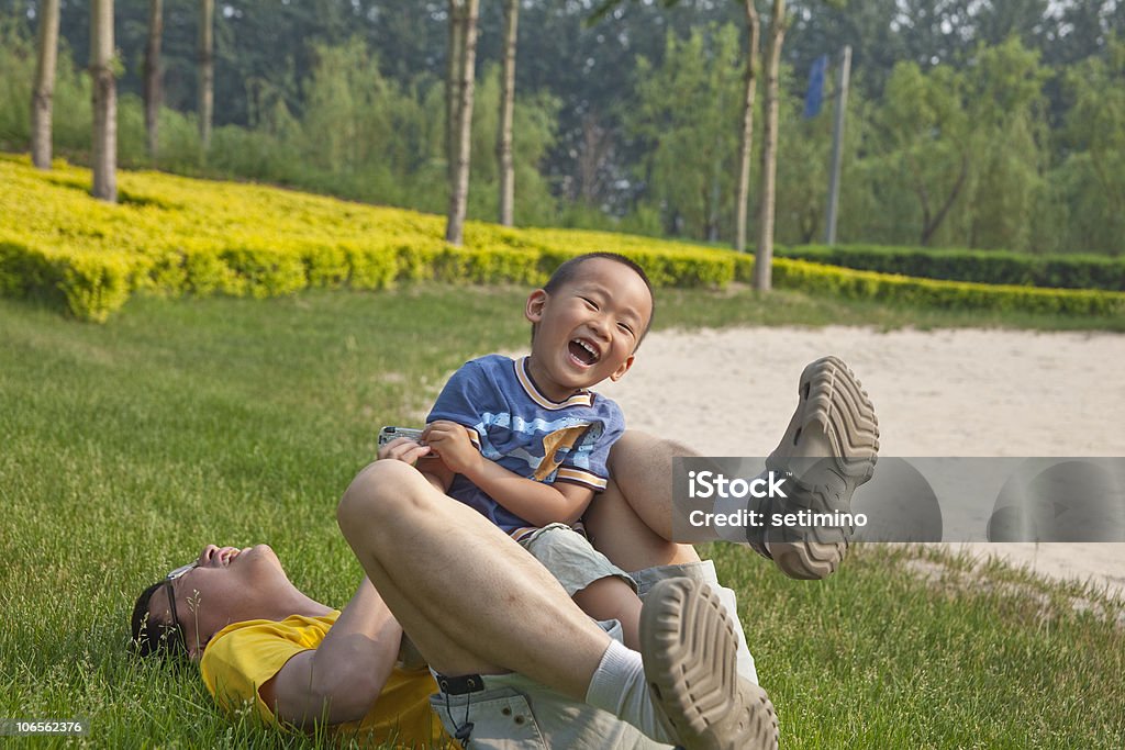 Ojciec i syn zabawy - Zbiór zdjęć royalty-free (Azja)