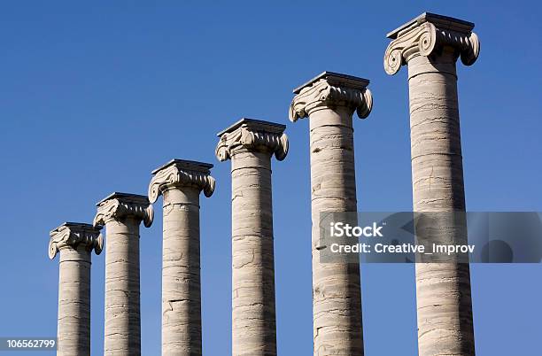 Classico Colonne - Fotografie stock e altre immagini di Colonna architettonica - Colonna architettonica, Numero 6, Blu