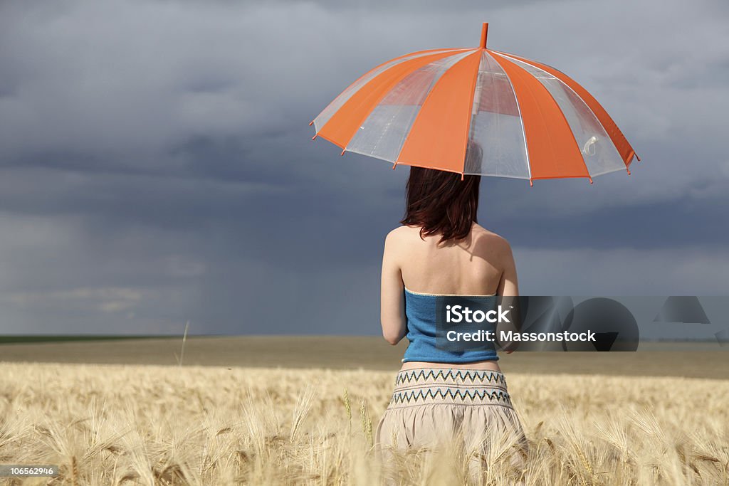 girl の小麦のフィールドに傘 - ウクライナのロイヤリティフリーストックフォト