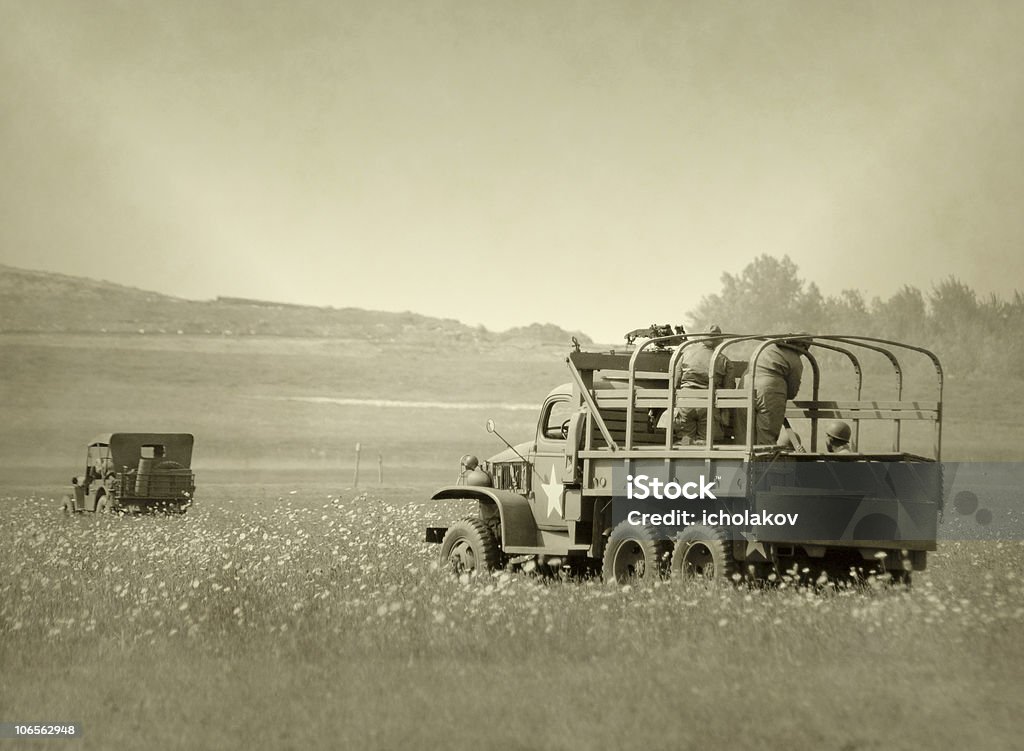 Camions sur le front d'une bataille - Photo de Armée libre de droits