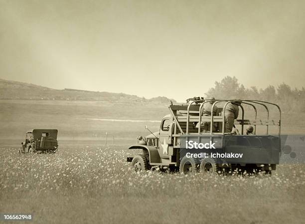 Photo libre de droit de Camions Sur Le Front Dune Bataille banque d'images et plus d'images libres de droit de Armée - Armée, Armée de terre, Chemin de terre