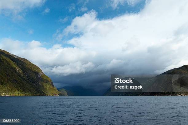 Norweska Fjord - zdjęcia stockowe i więcej obrazów Chmura - Chmura, Europa - Lokalizacja geograficzna, Fiord