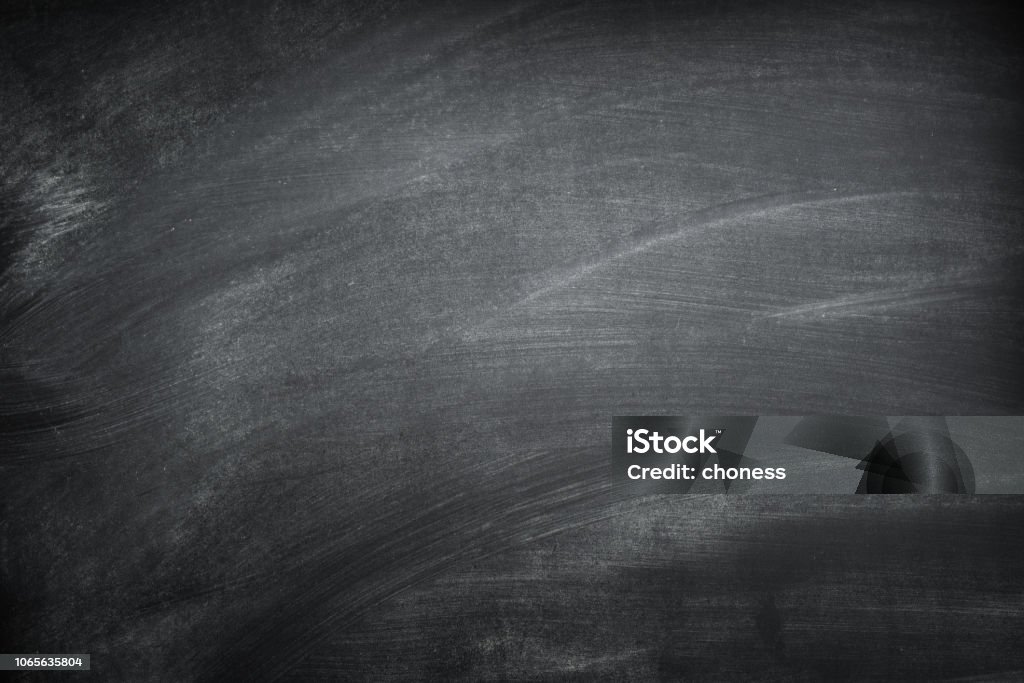 Lavagna nera vuota con tracce di gesso - Foto stock royalty-free di Lavagna