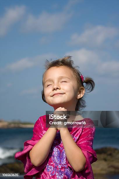 Foto de Desfrutando De Jesus e mais fotos de stock de Menina - Menina, Mãos Juntas, Alegria