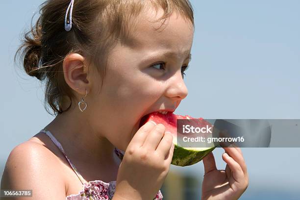 Foto de Tomando Um Refeição e mais fotos de stock de Alimentação Saudável - Alimentação Saudável, Boca Humana, Comer