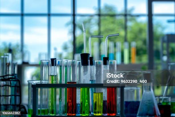 カラフルな実験室の研究試験管に液体を落とします - フラスコのストックフォトや画像を多数ご用意 - フラスコ, 化学, 化学物質