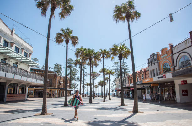 ショッピング モールで男らしい: サーファー - manly beach summer beach pacific ocean ストックフォトと画像