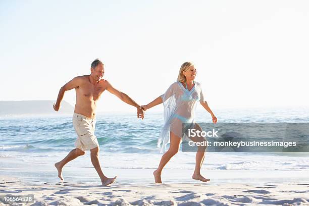 Altes Paar Im Urlaub Laufen Am Sandstrand Stockfoto und mehr Bilder von Alter Erwachsener - Alter Erwachsener, Gehen, Strand