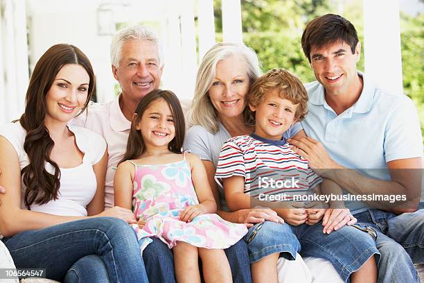 Família Alargada Sentado No Jardim - Fotografias de stock e mais imagens de Varanda Coberta - Varanda Coberta, De aparência caucasiana, Família