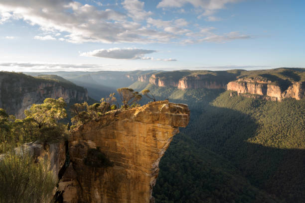 Hanging Rock Lookout Hanging Rock Lookout, Blue Mountains, Australia plateau concept stock pictures, royalty-free photos & images