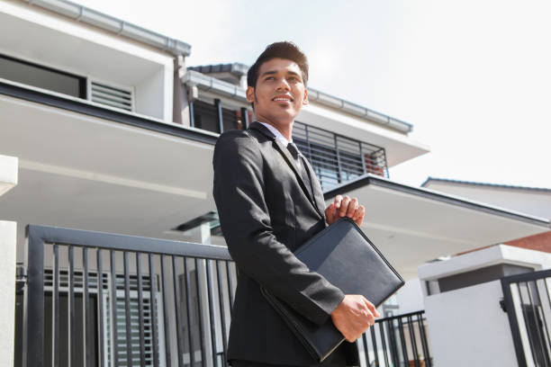 elegante vestido inmobiliaria frente a una casa - smartly fotografías e imágenes de stock