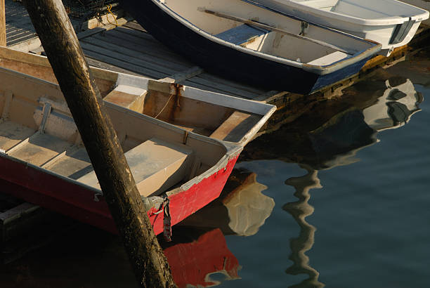 rojo, blancas y azules - rowboat dinghy nautical vessel nautical equipment fotografías e imágenes de stock
