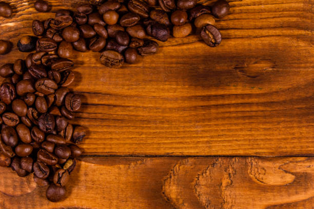 pila di chicchi di caffè su tavolo di legno. visualizzazione dall'alto - 5442 foto e immagini stock