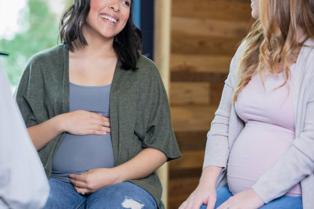 diversas mulheres apoiando uns aos outros durante a aula de parto gravidez - midwife human pregnancy women multi ethnic group - fotografias e filmes do acervo