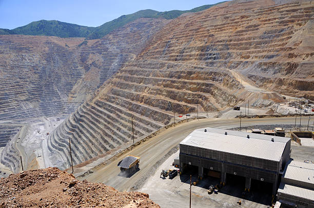 minería mantenimiento de equipos shop abierta-pit mina de cobre - tailings fotografías e imágenes de stock