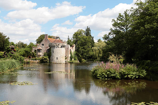 scotney vecchio castello, nel kent, inghilterra - scotney castle foto e immagini stock