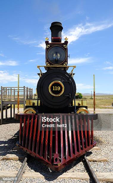 Foto de Histórico Locomotiva A Vapor No Golden Spike National Monument e mais fotos de stock de Pontal
