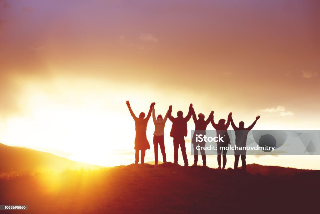 Große Gruppe glückliche Menschen Silhouetten Erfolg hob die Hände - Lizenzfrei Zusammenarbeit Stock-Foto