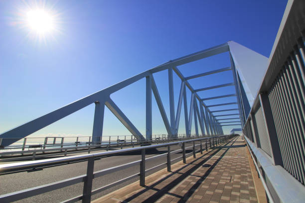 paisaje de la carretera del puente de la bahía de tokio - construction frame bridge built structure sunbeam fotografías e imágenes de stock