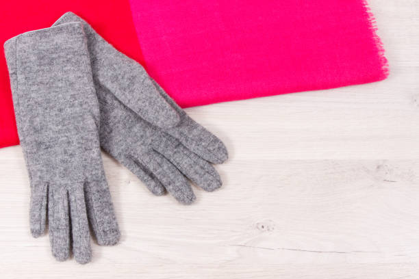 para ciepłych kobiecych rękawiczek i szala do użytku jesienią lub zimą - womanly zdjęcia i obrazy z banku zdjęć