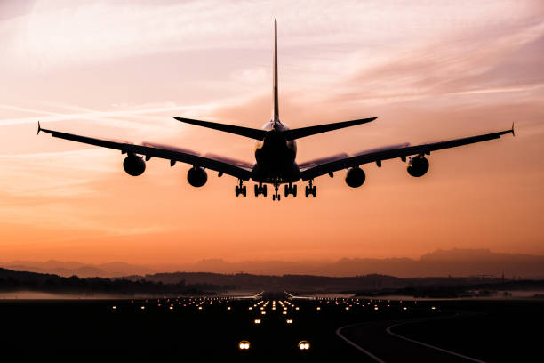 flugzeug landung - landen stock-fotos und bilder